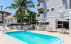 Prédio com apartamentos completos, com piscina e a passos da praia - Agua Marinha